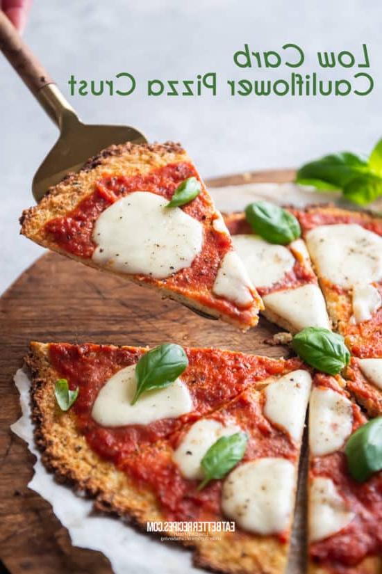 Düşük Karbonhidratlı Karnabahar Pizza Tabanı Tarifi | EatBetterRecipes.com Düşük Karbonhidratlı Karnabahar Pizza Tabanı Spatula Üzerinde
