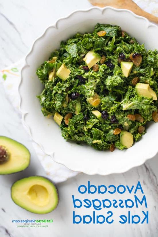 Avokado Masajlı Kale Salatası bir kasede