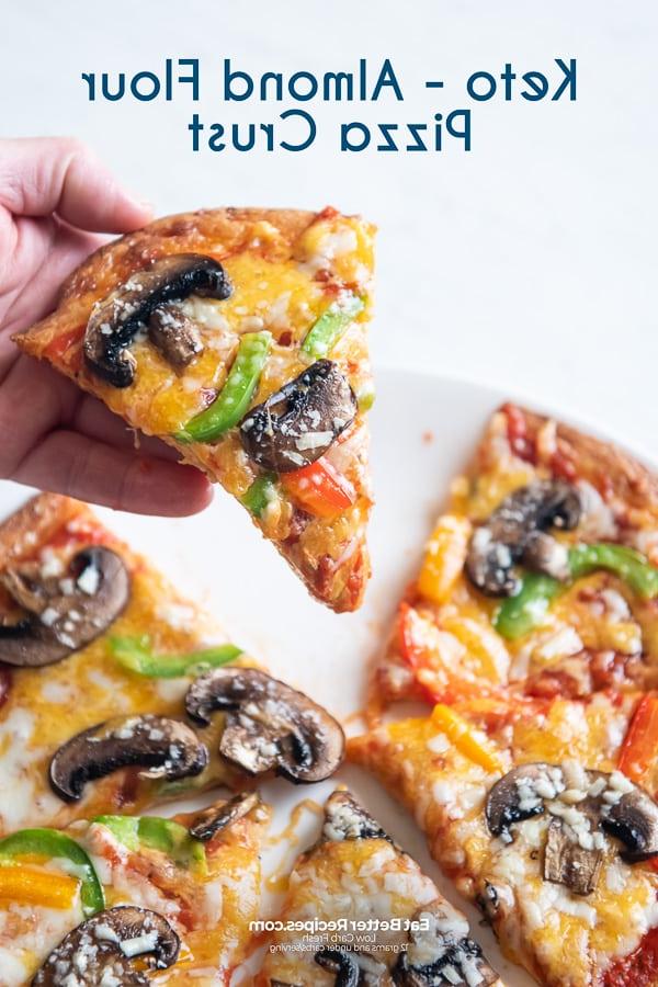 Glutensiz Düşük Karbonhidratlı Pizza Hamuru Tarifi | Sağlıklı Tarifler Elinde tutulan glutensiz düşük karbonhidratlı pizza hamuru