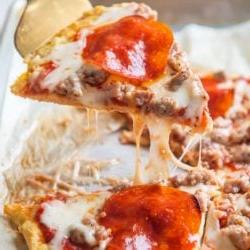Az Karbonhidratlı Keto Tavuk Tabanlı Pizza Tarifi | EatBetterRecipes.com