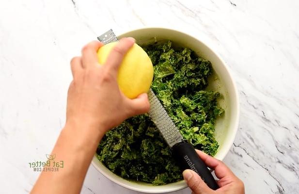 Salatanın üzerine limon kabuğu rendeleme