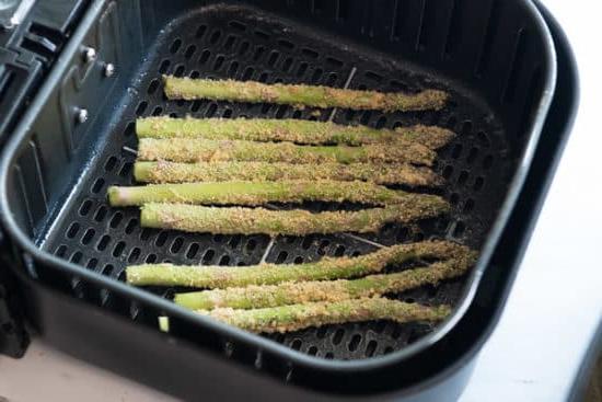 Kuşkonmazı air fritöz sepetine yerleştirme