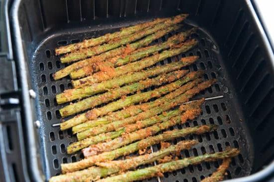 Bitmiş air fritözde pişmiş kuşkonmaz