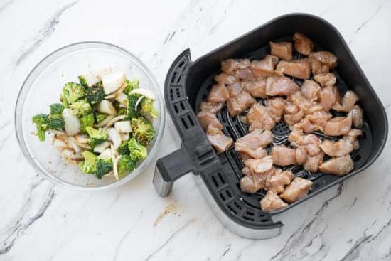 Air fryer'da tavuk, yanında brokoli ve soğan