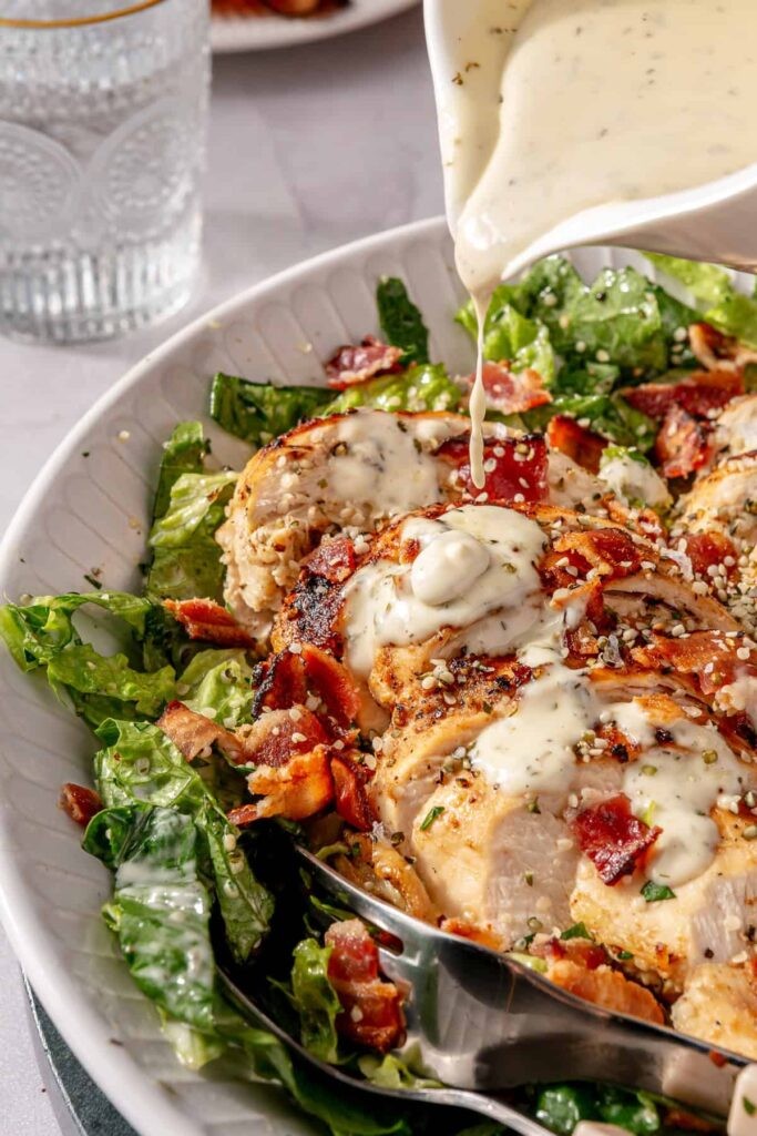 Lezzetli ve Doyurucu: Tavuklu Baconlı Ranch Salata Tarifi